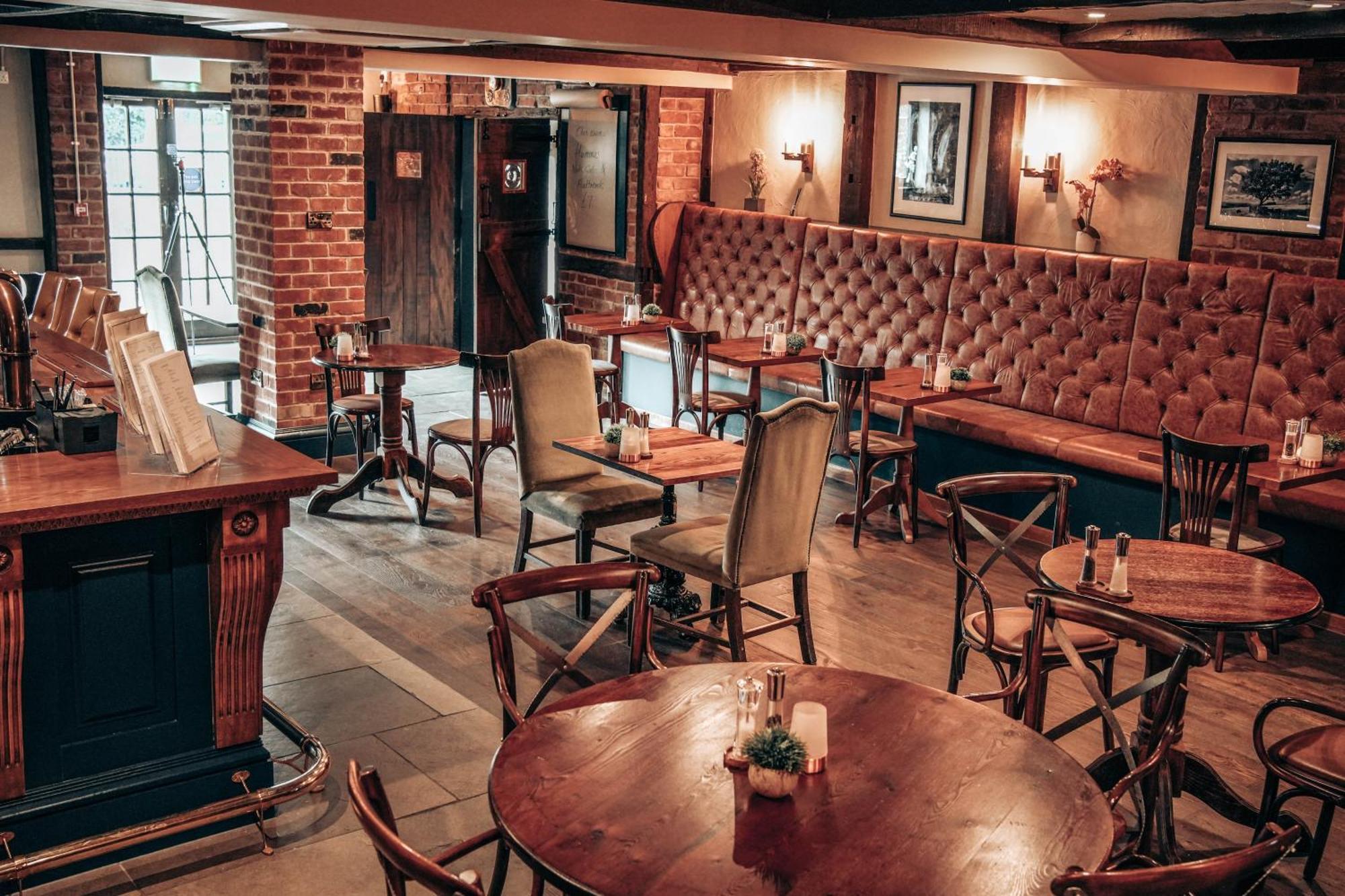 The Thatch Inn Глостер Экстерьер фото